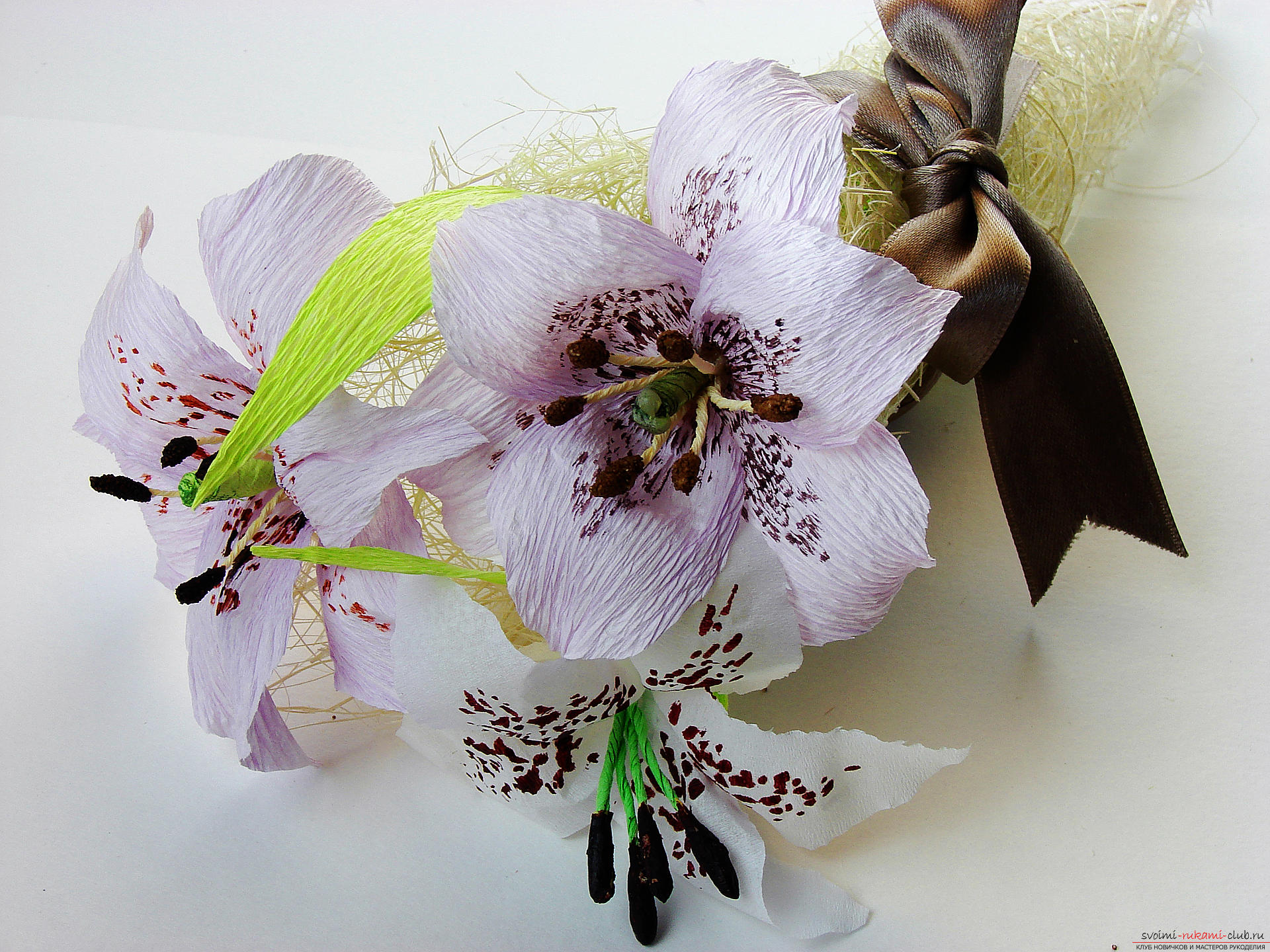 Мастер-класс научит как сделать гофрированные цветы своими руками – лилии из гофрированной бумаги.. Фото №39